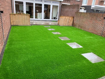 Kunstgras met staptegels in Venlo