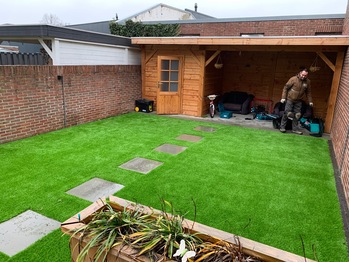 Kunstgras met staptegels in Venlo