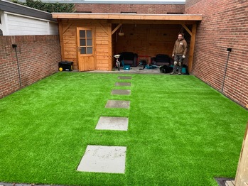 Kunstgras met staptegels in Venlo